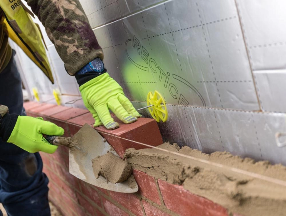 Bricklaying next to Recticel Insulation Eurowall + image