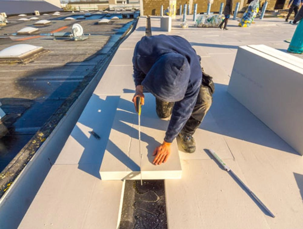 Powerdeck F Un panneau d'isolation pour toit plat à utiliser dans des systèmes d'étanchéité à l'eau intégrés avec feutre, membrane monocouche - couper