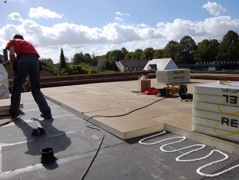 Recticel Insulation Powerdeck U panel installation image on flat roof with contractor image