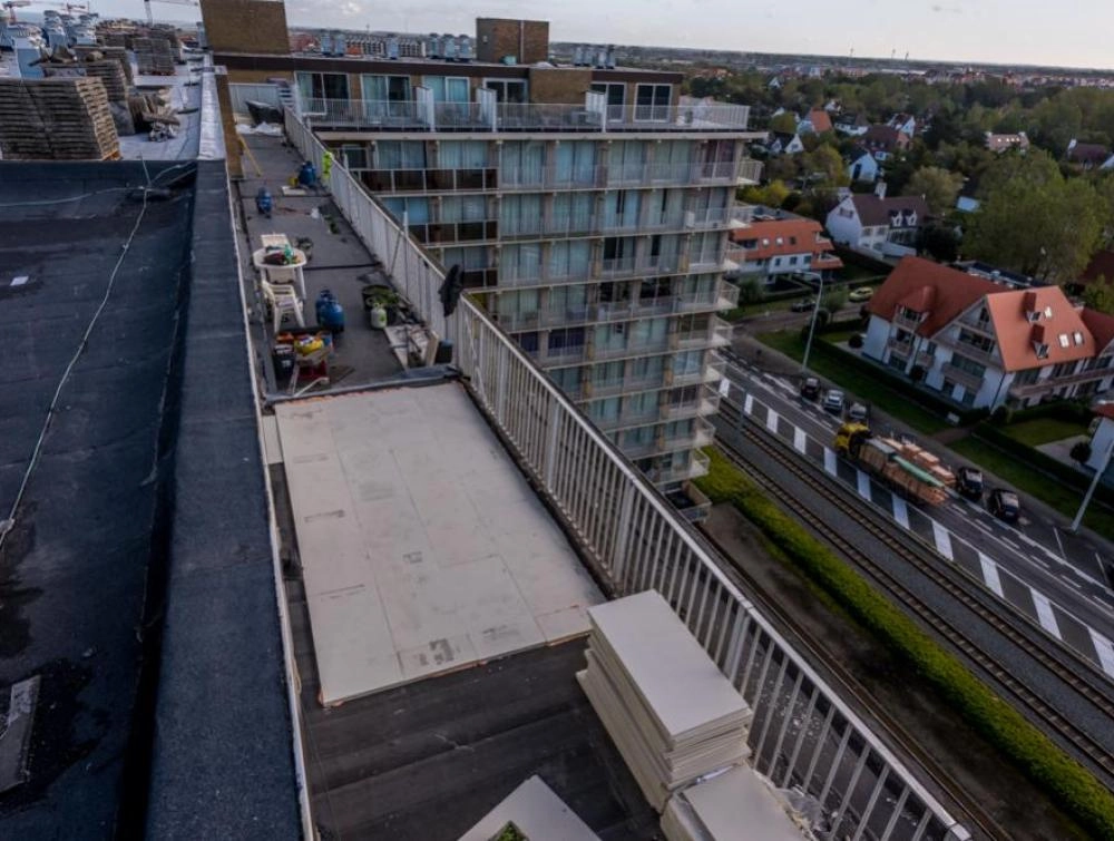 Recticel Insulation's Deck-VQ VIP insulation panel laid on a flat roof application image high wide angle shot