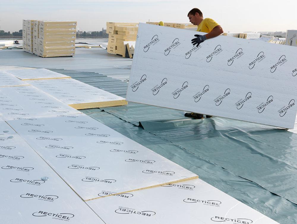 Eurothane Silver płyta termoizolacyjna stosowana na dachach płaskich na blasze trapezowej z jednowarstwową hydroizolacją syntetyczną lub kilkuwarstwowym bitumicznym pokryciem dachu.