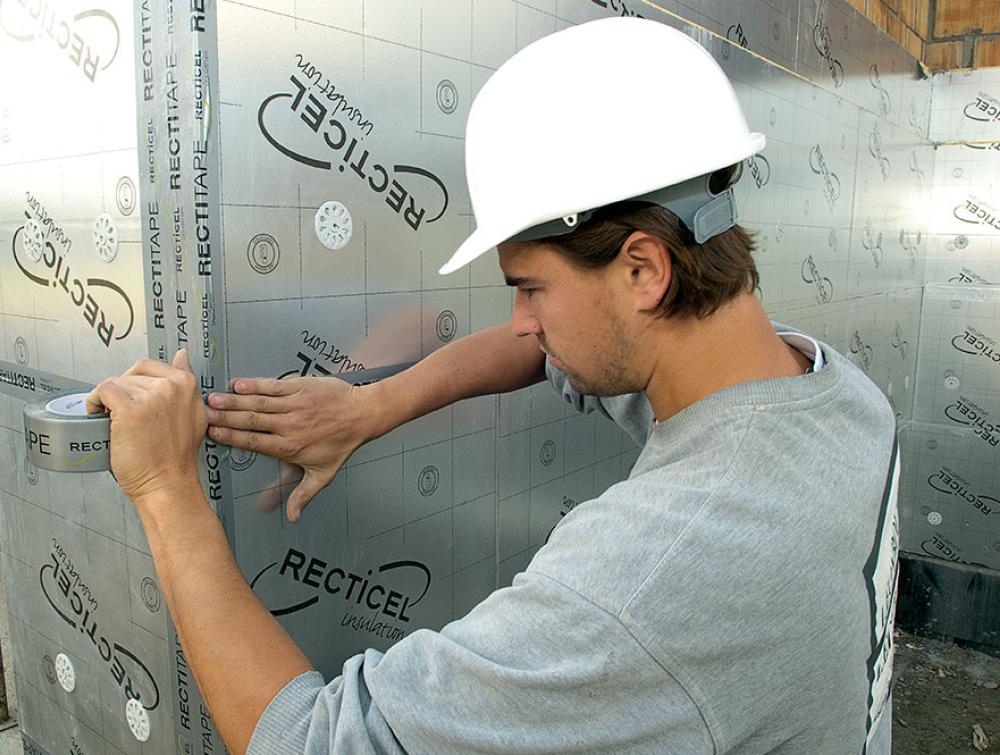 Panneau isolant Eurowall à utiliser dans les murs creux - installation rectitape collant