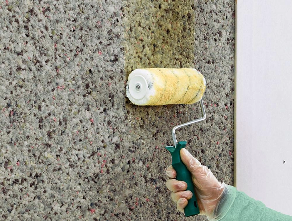 Roller op muur Contactlijm die aanbevolen voor installatie van Recticel Insulation akoestische isolatie met gipskarton op muren.