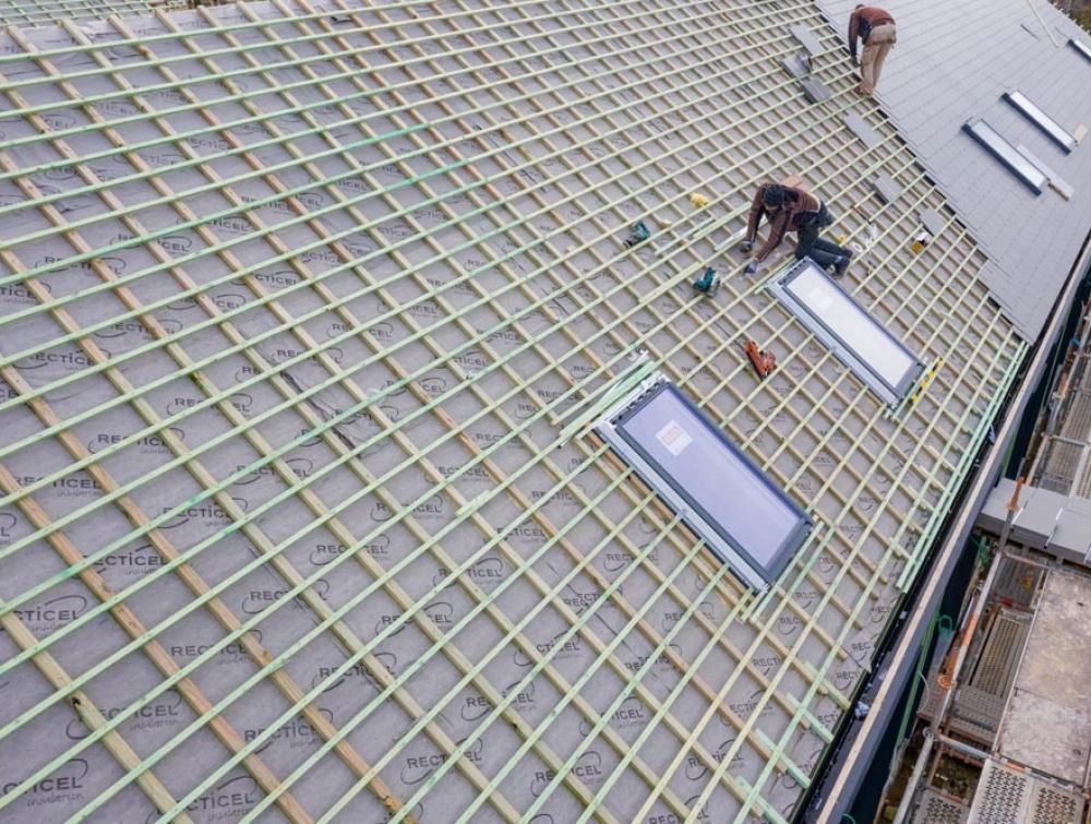 Powerroof Max Nakrokwiowa termoizolacja dachu skośnego opatrzona dodatkowo fabrycznie w najwyższej jakości folię RECTIVENT z samoprzylepnymi zakładami.