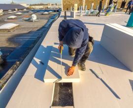 Powerdeck F isolatieplaat voor gelijmde systemen in platte daken versnijden