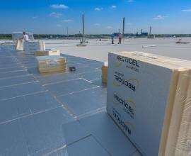 Powerdeck isolatieplaat voor platte daken met beter brandgedrag op industrieel gebouw