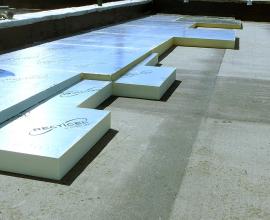 Eurothane Silver A panneau d'isolation thermique incliné pour toits plats - installation