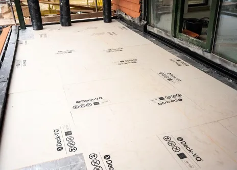 Een plat dak/terras met Deck-VQ vacuümisolatie van Recticel Insulation